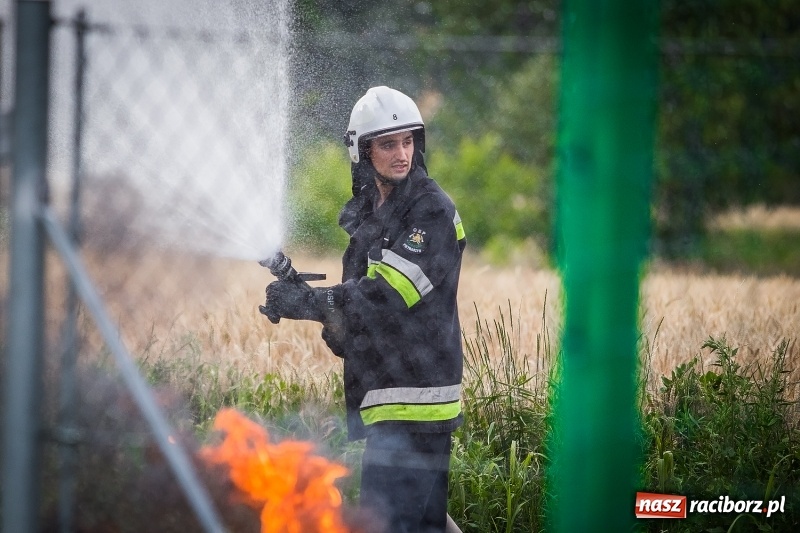 Zdjęcie w galerii na portalu naszraciborz.pl: Pokaz strażacki na rozpoczęcie obchodów 110-lecia OSP Borucin wiadomości z regionu