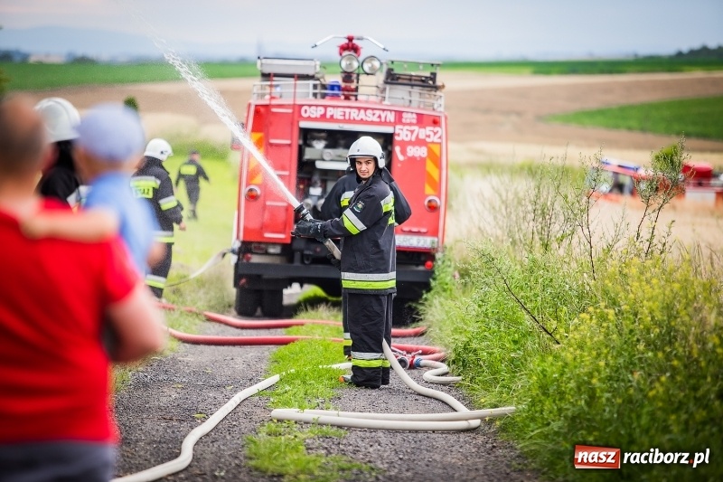 Zdjęcie w galerii na portalu naszraciborz.pl: Pokaz strażacki na rozpoczęcie obchodów 110-lecia OSP Borucin wiadomości z regionu