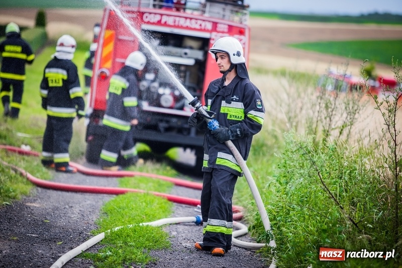 Zdjęcie w galerii na portalu naszraciborz.pl: Pokaz strażacki na rozpoczęcie obchodów 110-lecia OSP Borucin wiadomości z regionu