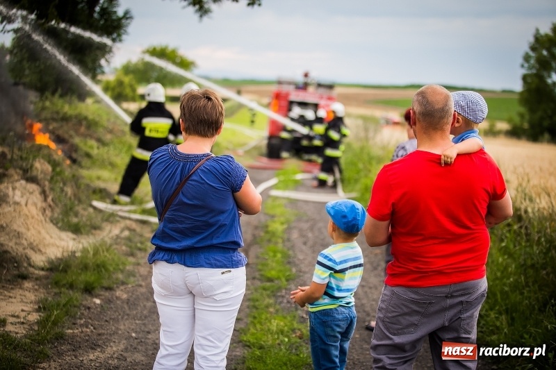 Zdjęcie w galerii na portalu naszraciborz.pl: Pokaz strażacki na rozpoczęcie obchodów 110-lecia OSP Borucin wiadomości z regionu