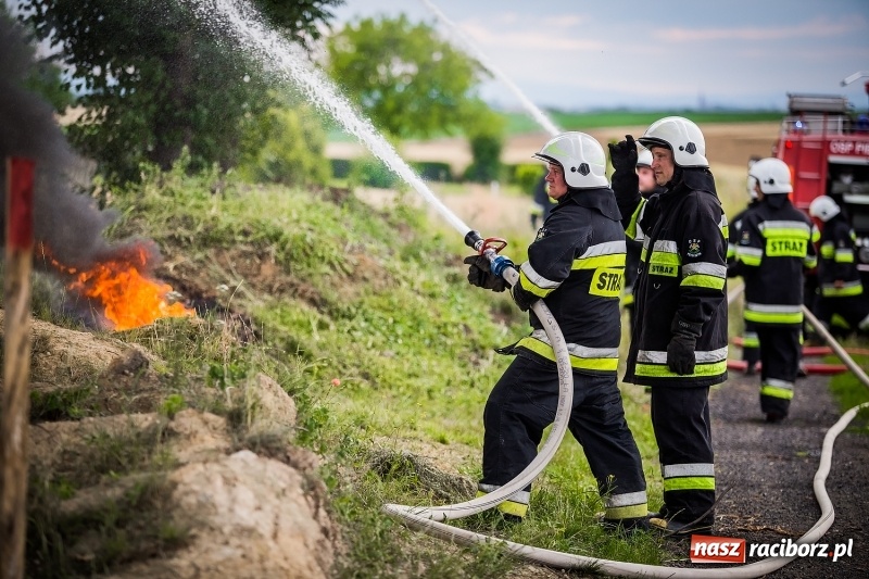 Zdjęcie w galerii na portalu naszraciborz.pl: Pokaz strażacki na rozpoczęcie obchodów 110-lecia OSP Borucin wiadomości z regionu