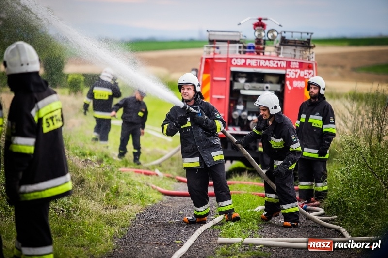 Zdjęcie w galerii na portalu naszraciborz.pl: Pokaz strażacki na rozpoczęcie obchodów 110-lecia OSP Borucin wiadomości z regionu