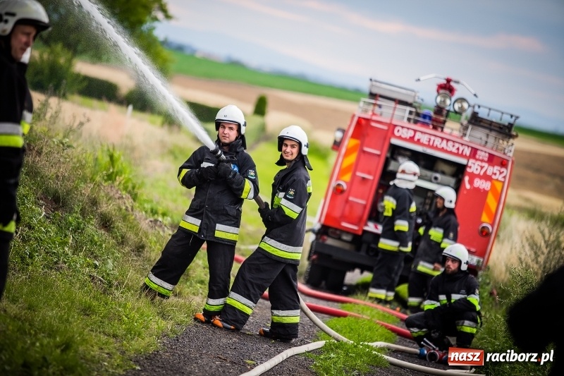 Zdjęcie w galerii na portalu naszraciborz.pl: Pokaz strażacki na rozpoczęcie obchodów 110-lecia OSP Borucin wiadomości z regionu