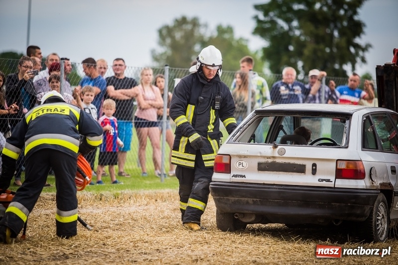 Zdjęcie w galerii na portalu naszraciborz.pl: Pokaz strażacki na rozpoczęcie obchodów 110-lecia OSP Borucin wiadomości z regionu
