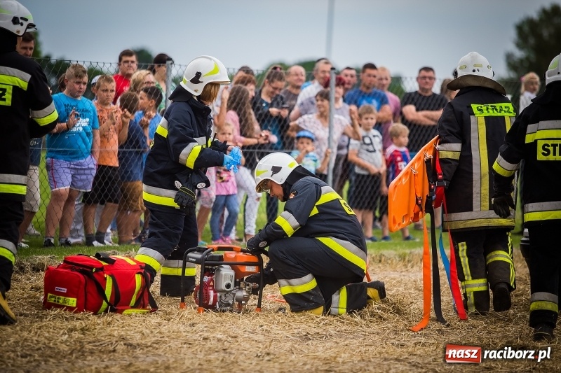 Zdjęcie w galerii na portalu naszraciborz.pl: Pokaz strażacki na rozpoczęcie obchodów 110-lecia OSP Borucin wiadomości z regionu