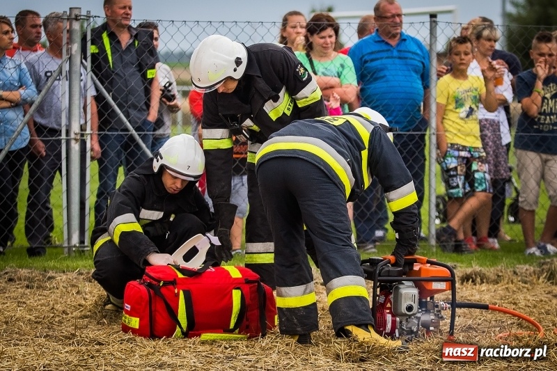 Zdjęcie w galerii na portalu naszraciborz.pl: Pokaz strażacki na rozpoczęcie obchodów 110-lecia OSP Borucin wiadomości z regionu