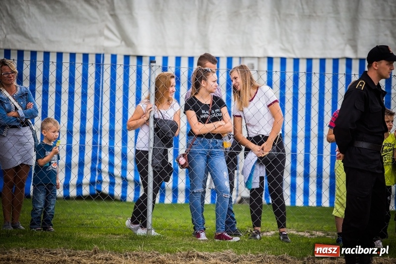 Zdjęcie w galerii na portalu naszraciborz.pl: Pokaz strażacki na rozpoczęcie obchodów 110-lecia OSP Borucin wiadomości z regionu