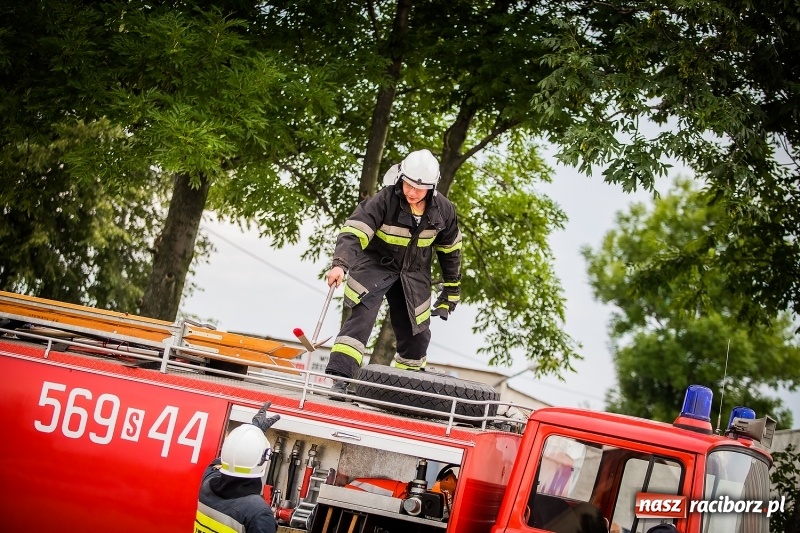 Zdjęcie w galerii na portalu naszraciborz.pl: Pokaz strażacki na rozpoczęcie obchodów 110-lecia OSP Borucin wiadomości z regionu