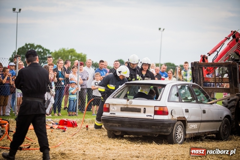 Zdjęcie w galerii na portalu naszraciborz.pl: Pokaz strażacki na rozpoczęcie obchodów 110-lecia OSP Borucin wiadomości z regionu