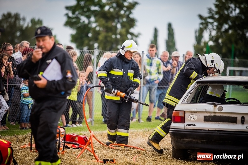Zdjęcie w galerii na portalu naszraciborz.pl: Pokaz strażacki na rozpoczęcie obchodów 110-lecia OSP Borucin wiadomości z regionu