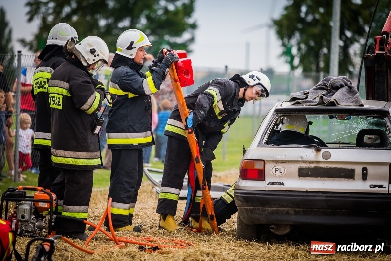 Zdjęcie w galerii na portalu naszraciborz.pl: Pokaz strażacki na rozpoczęcie obchodów 110-lecia OSP Borucin wiadomości z regionu