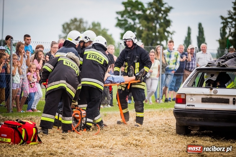 Zdjęcie w galerii na portalu naszraciborz.pl: Pokaz strażacki na rozpoczęcie obchodów 110-lecia OSP Borucin wiadomości z regionu