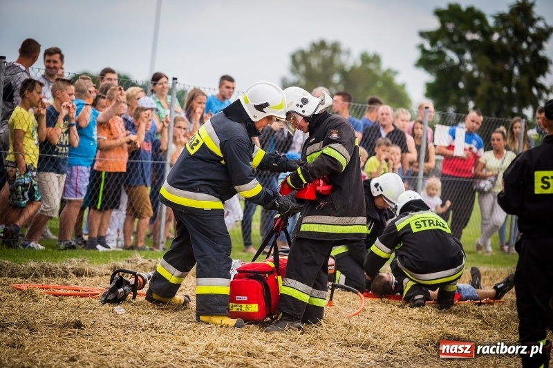 Zdjęcie w galerii na portalu naszraciborz.pl: Pokaz strażacki na rozpoczęcie obchodów 110-lecia OSP Borucin wiadomości z regionu