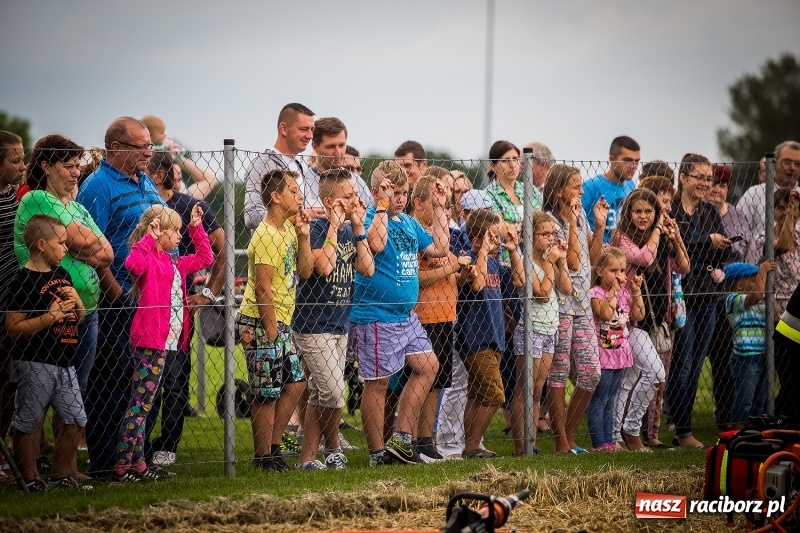 Zdjęcie w galerii na portalu naszraciborz.pl: Pokaz strażacki na rozpoczęcie obchodów 110-lecia OSP Borucin wiadomości z regionu