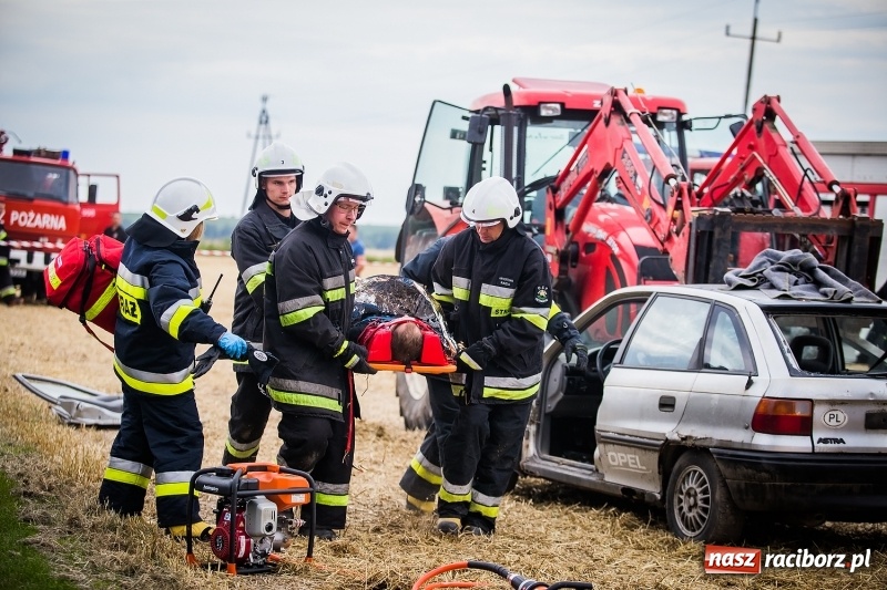 Zdjęcie w galerii na portalu naszraciborz.pl: Pokaz strażacki na rozpoczęcie obchodów 110-lecia OSP Borucin wiadomości z regionu