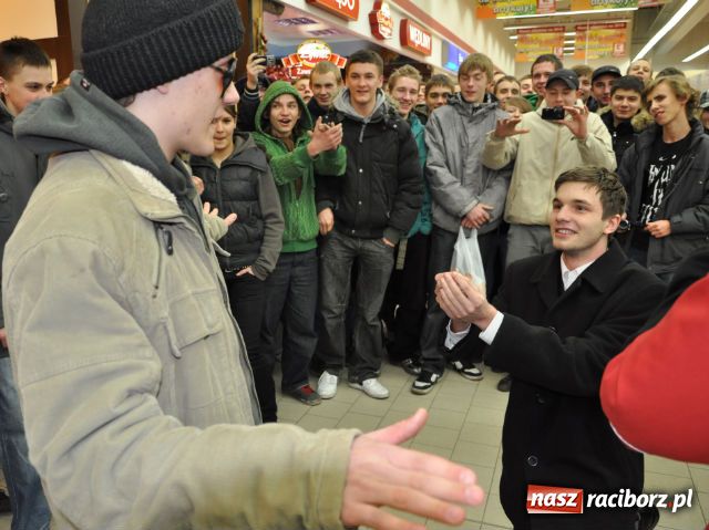 Zdjęcie w galerii na portalu naszraciborz.pl: Oświadczyny w Kauflandzie wiadomości z regionu
