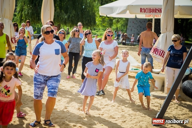 Zdjęcie w galerii na portalu naszraciborz.pl: Zumba Beach Party na plaży miejskiej wiadomości z regionu