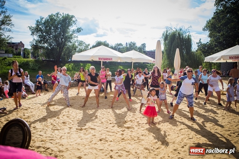 Zdjęcie w galerii na portalu naszraciborz.pl: Zumba Beach Party na plaży miejskiej wiadomości z regionu