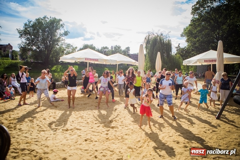 Zdjęcie w galerii na portalu naszraciborz.pl: Zumba Beach Party na plaży miejskiej wiadomości z regionu