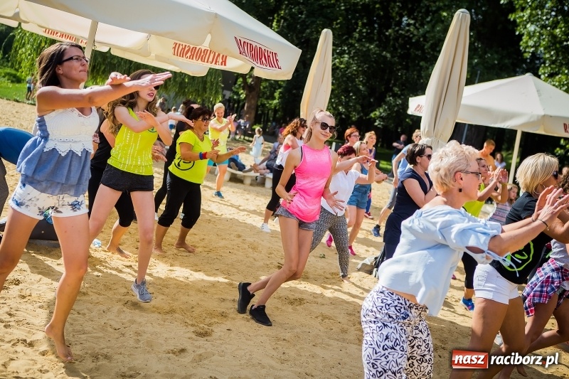 Zdjęcie w galerii na portalu naszraciborz.pl: Zumba Beach Party na plaży miejskiej wiadomości z regionu