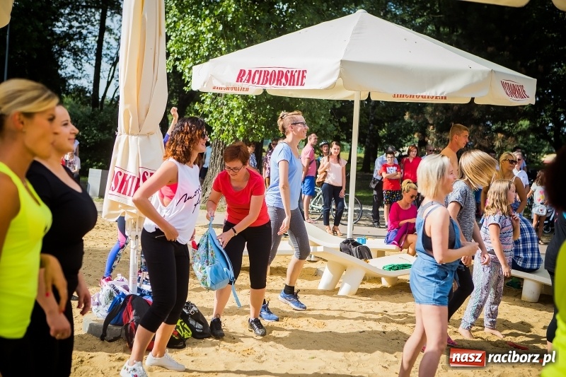 Zdjęcie w galerii na portalu naszraciborz.pl: Zumba Beach Party na plaży miejskiej wiadomości z regionu