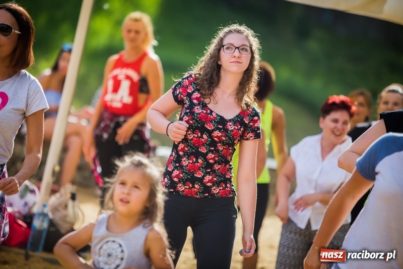 Zdjęcie w galerii na portalu naszraciborz.pl: Zumba Beach Party na plaży miejskiej wiadomości z regionu