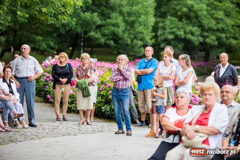 Zdjęcie w galerii na portalu naszraciborz.pl: W krainie operetki - kolejny koncert letni w parku Roth z ogromną frekwencją wiadomości z regionu