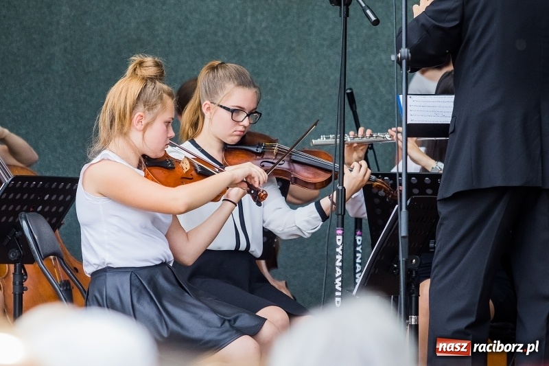 Zdjęcie w galerii na portalu naszraciborz.pl: W krainie operetki - kolejny koncert letni w parku Roth z ogromną frekwencją wiadomości z regionu