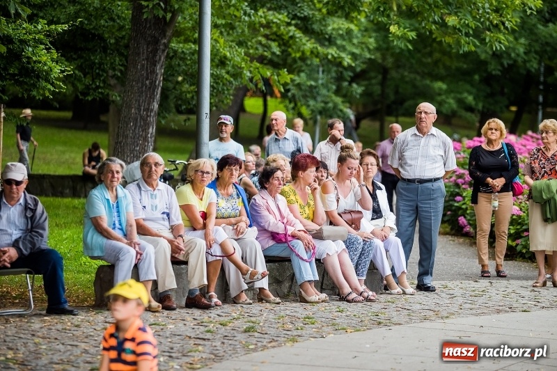Zdjęcie w galerii na portalu naszraciborz.pl: W krainie operetki - kolejny koncert letni w parku Roth z ogromną frekwencją wiadomości z regionu