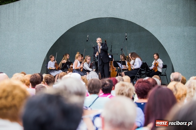 Zdjęcie w galerii na portalu naszraciborz.pl: W krainie operetki - kolejny koncert letni w parku Roth z ogromną frekwencją wiadomości z regionu