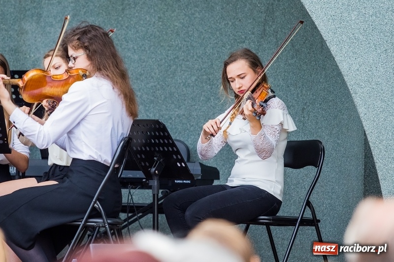Zdjęcie w galerii na portalu naszraciborz.pl: W krainie operetki - kolejny koncert letni w parku Roth z ogromną frekwencją wiadomości z regionu