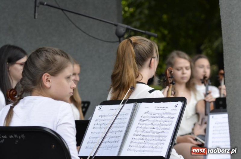 Zdjęcie w galerii na portalu naszraciborz.pl: W krainie operetki - kolejny koncert letni w parku Roth z ogromną frekwencją wiadomości z regionu