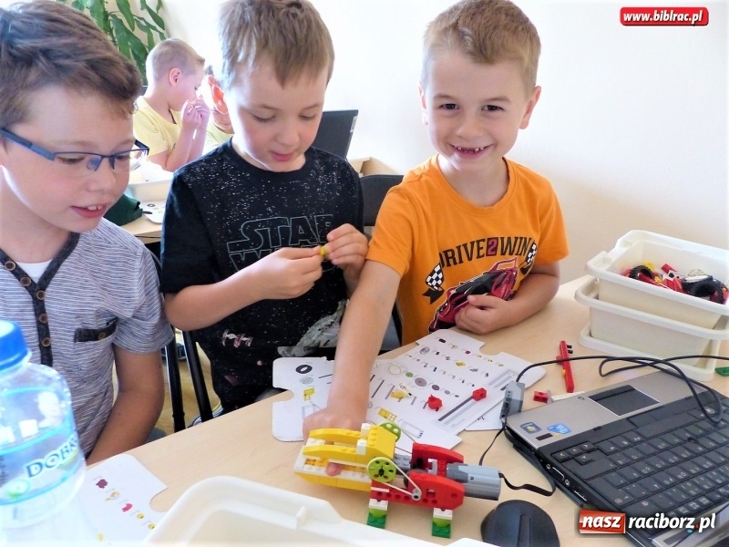Zdjęcie w galerii na portalu naszraciborz.pl: Lato z biblioteką - w książnicy odbyły się kursy robotyki LEGO oraz modelowania przestrzennego i druku 3D wiadomości z regionu