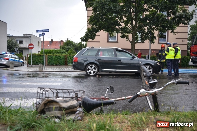 Zdjęcie w galerii na portalu naszraciborz.pl: Potrącenie rowerzysty na skrzyżowaniu Skłodowskiej i Willowej wiadomości z regionu