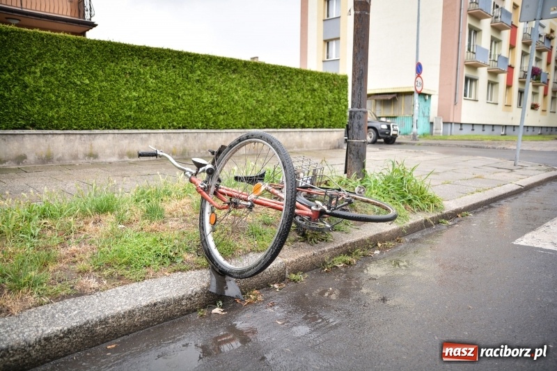 Zdjęcie w galerii na portalu naszraciborz.pl: Potrącenie rowerzysty na skrzyżowaniu Skłodowskiej i Willowej wiadomości z regionu