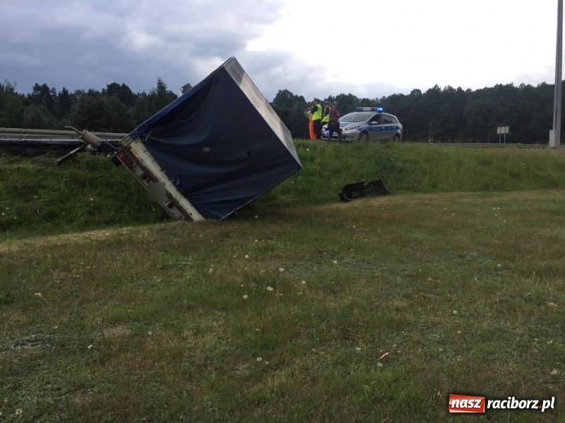 Zdjęcie w galerii na portalu naszraciborz.pl: Dostawczy citroen staranował balustradę energochłonną w Jankowicach wiadomości z regionu