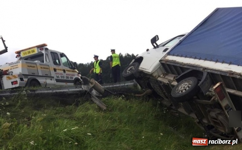 Zdjęcie w galerii na portalu naszraciborz.pl: Dostawczy citroen staranował balustradę energochłonną w Jankowicach wiadomości z regionu