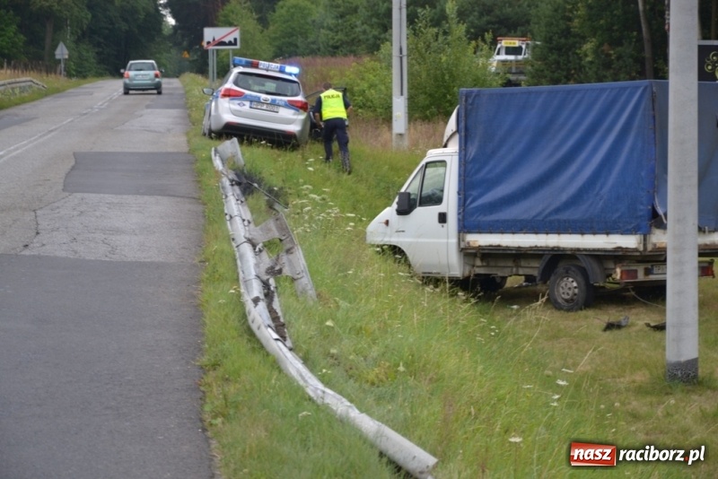 Zdjęcie w galerii na portalu naszraciborz.pl: Dostawczy citroen staranował balustradę energochłonną w Jankowicach wiadomości z regionu