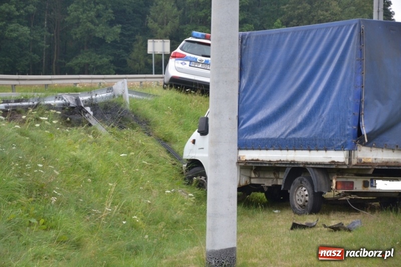 Zdjęcie w galerii na portalu naszraciborz.pl: Dostawczy citroen staranował balustradę energochłonną w Jankowicach wiadomości z regionu