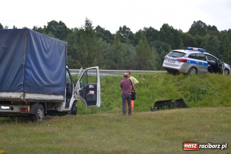 Zdjęcie w galerii na portalu naszraciborz.pl: Dostawczy citroen staranował balustradę energochłonną w Jankowicach wiadomości z regionu