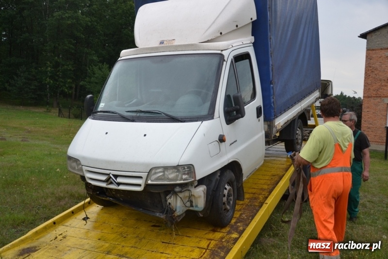 Zdjęcie w galerii na portalu naszraciborz.pl: Dostawczy citroen staranował balustradę energochłonną w Jankowicach wiadomości z regionu