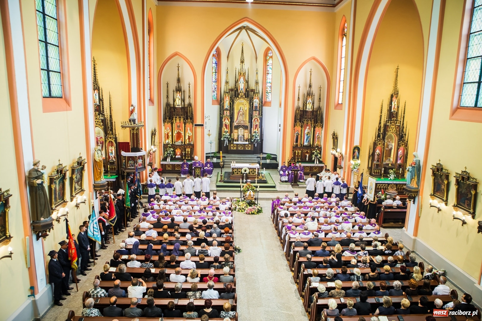 Zdjęcie w galerii na portalu naszraciborz.pl: Ostatnie pożegnanie ks. infułata Mariana Żagana w Raciborzu-Markowicach wiadomości z regionu