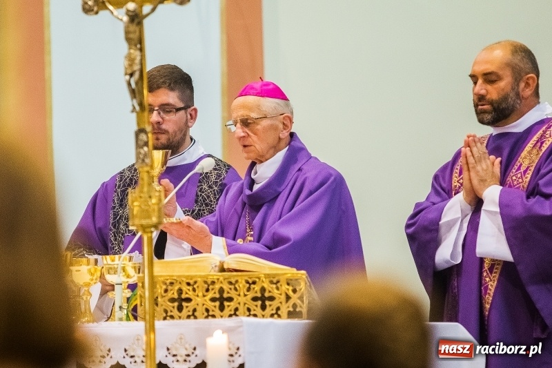 Zdjęcie w galerii na portalu naszraciborz.pl: Ostatnie pożegnanie ks. infułata Mariana Żagana w Raciborzu-Markowicach wiadomości z regionu