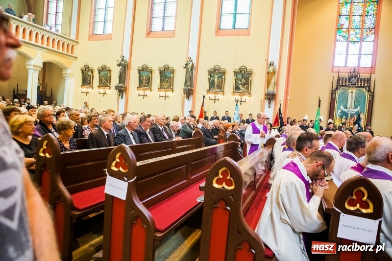 Zdjęcie w galerii na portalu naszraciborz.pl: Ostatnie pożegnanie ks. infułata Mariana Żagana w Raciborzu-Markowicach wiadomości z regionu