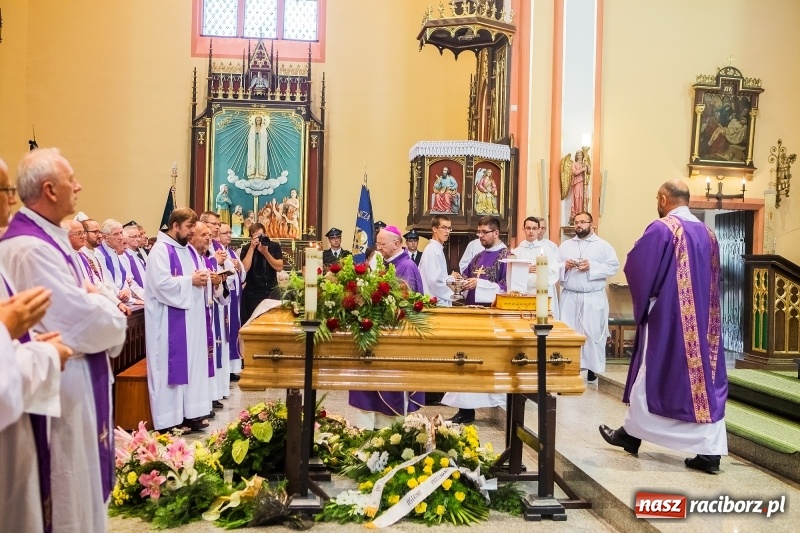 Zdjęcie w galerii na portalu naszraciborz.pl: Ostatnie pożegnanie ks. infułata Mariana Żagana w Raciborzu-Markowicach wiadomości z regionu