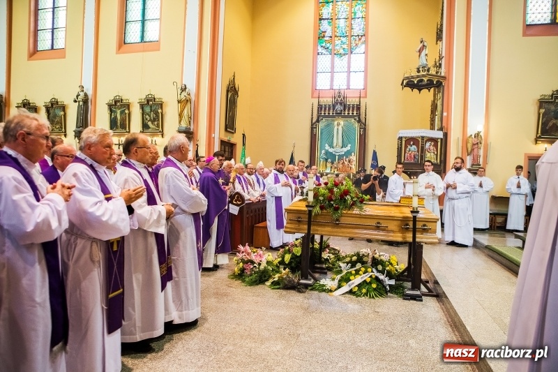 Zdjęcie w galerii na portalu naszraciborz.pl: Ostatnie pożegnanie ks. infułata Mariana Żagana w Raciborzu-Markowicach wiadomości z regionu