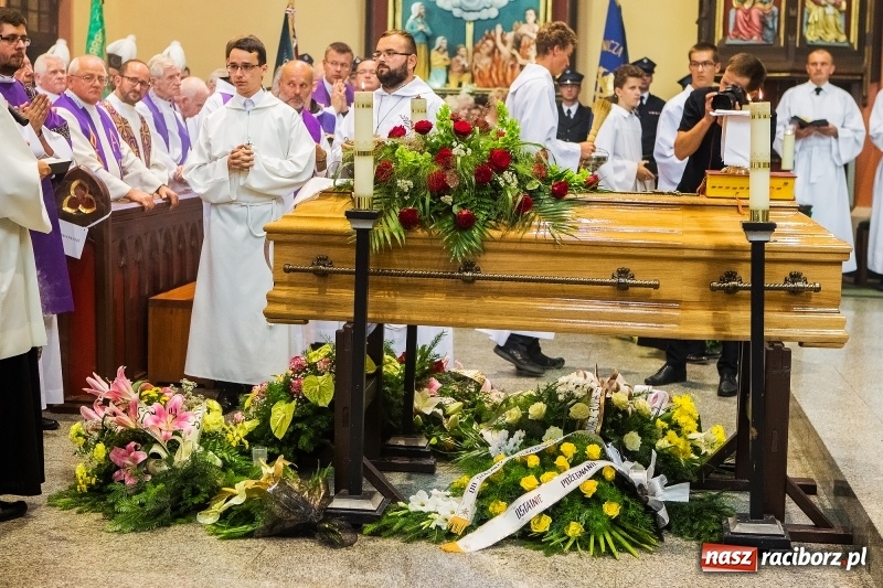 Zdjęcie w galerii na portalu naszraciborz.pl: Ostatnie pożegnanie ks. infułata Mariana Żagana w Raciborzu-Markowicach wiadomości z regionu
