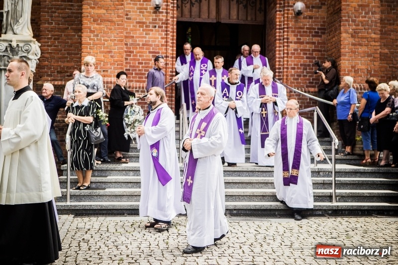 Zdjęcie w galerii na portalu naszraciborz.pl: Ostatnie pożegnanie ks. infułata Mariana Żagana w Raciborzu-Markowicach wiadomości z regionu