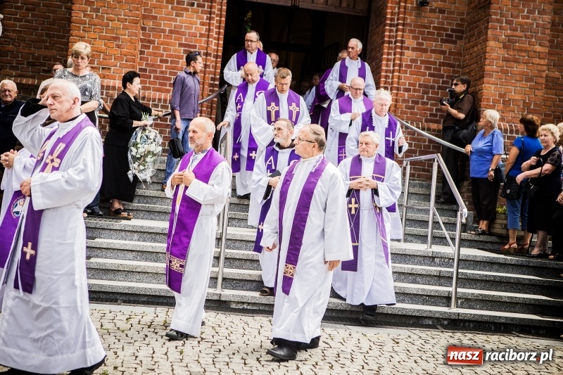 Zdjęcie w galerii na portalu naszraciborz.pl: Ostatnie pożegnanie ks. infułata Mariana Żagana w Raciborzu-Markowicach wiadomości z regionu