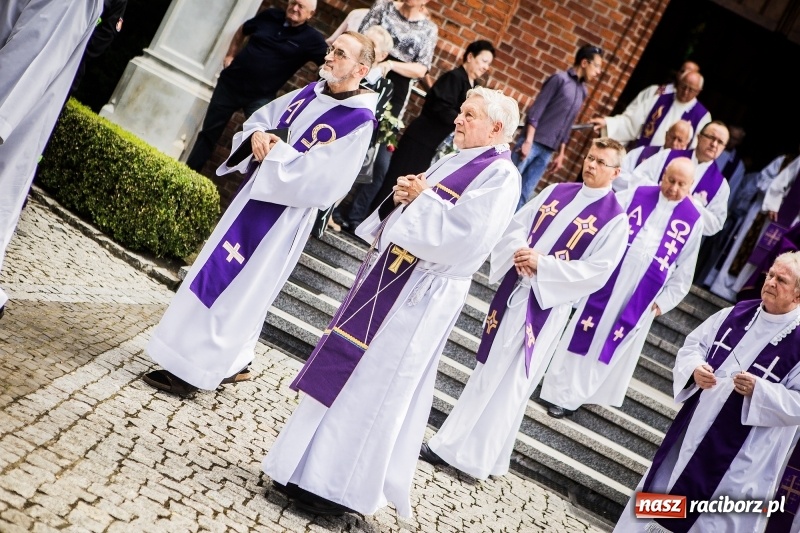 Zdjęcie w galerii na portalu naszraciborz.pl: Ostatnie pożegnanie ks. infułata Mariana Żagana w Raciborzu-Markowicach wiadomości z regionu